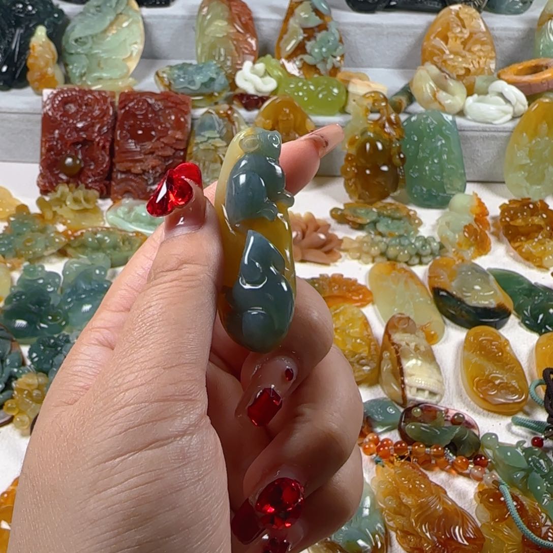 蛇纹石玉颈饰未镶嵌