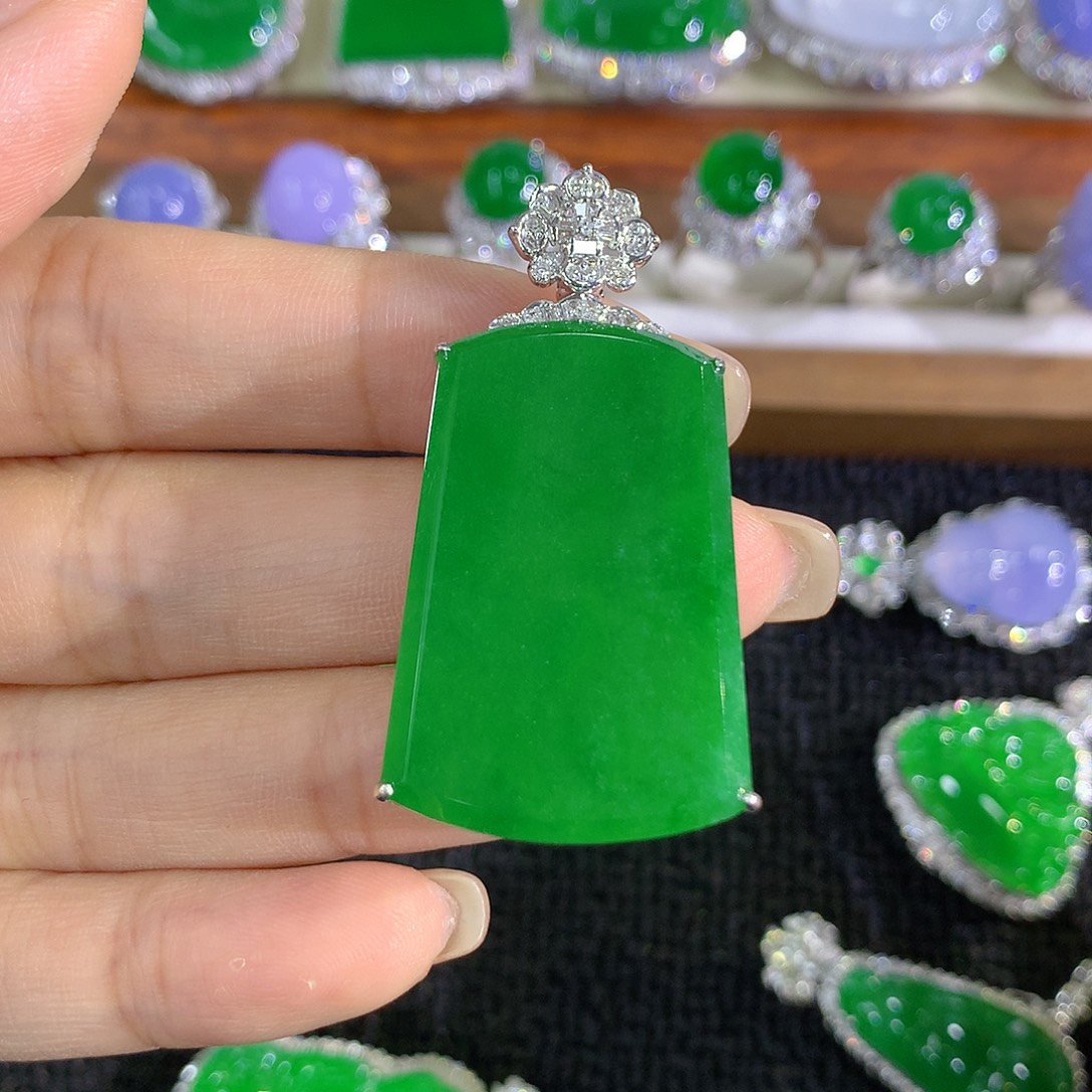 翡翠18K金镶嵌颈饰无事牌