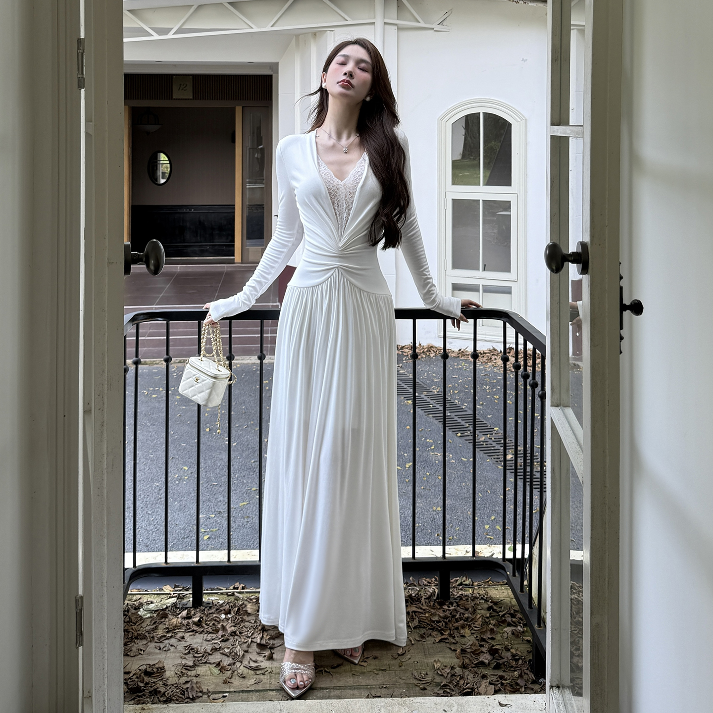 纯欲深V性感蕾丝拼接秋冬连衣裙2025新款气质收腰显身材A字长裙