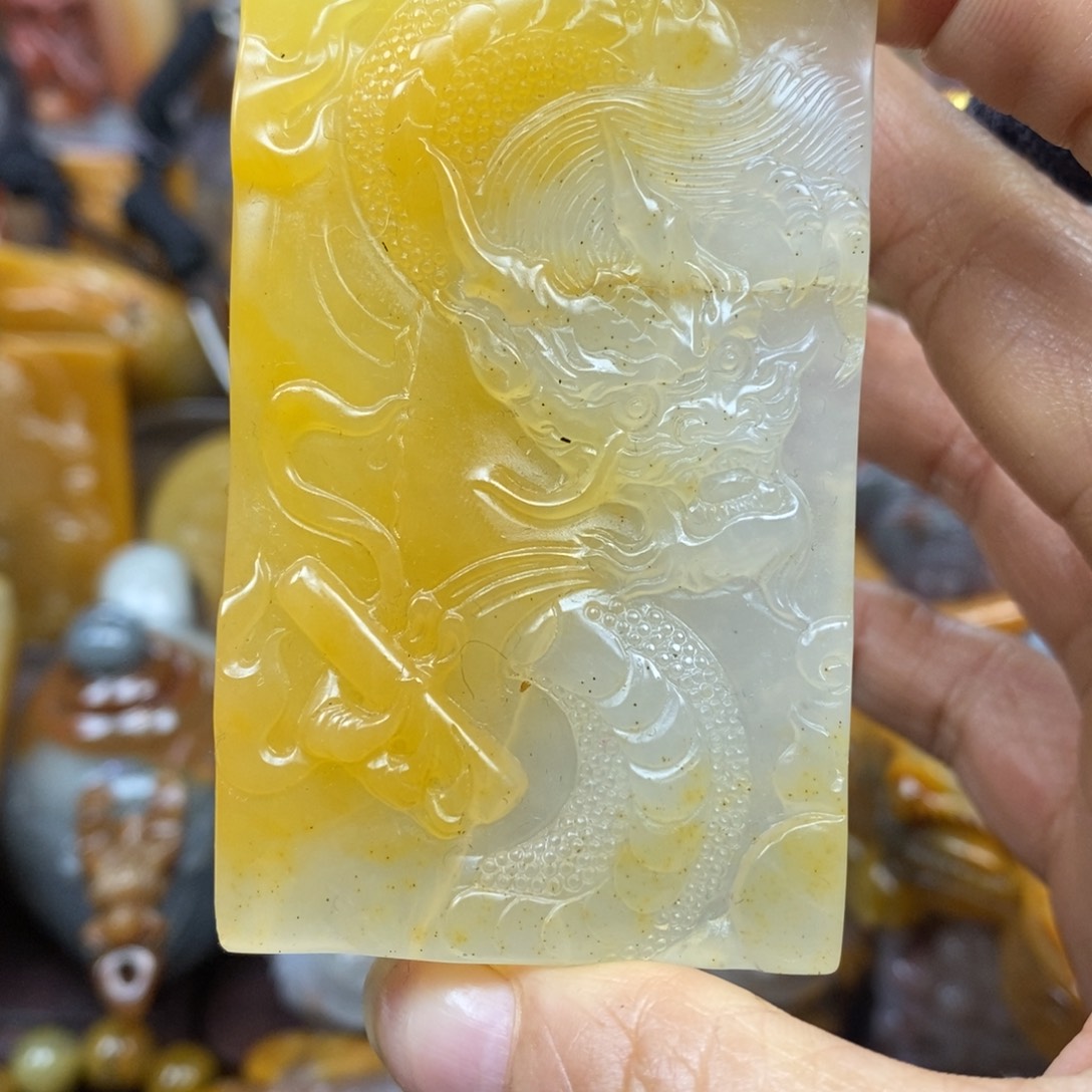 未镶嵌石英质玉（黄龙玉）颈饰