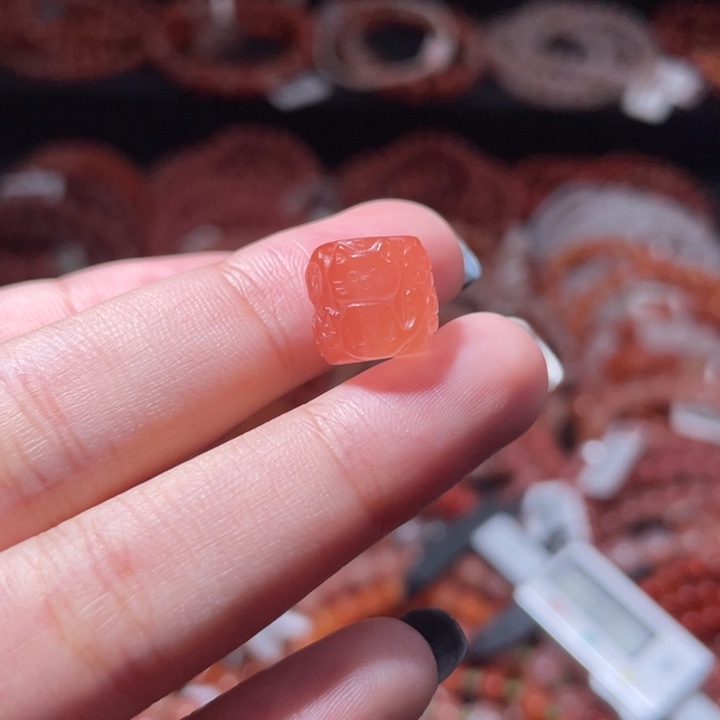 南红玛瑙未镶嵌猫猫桶珠1046