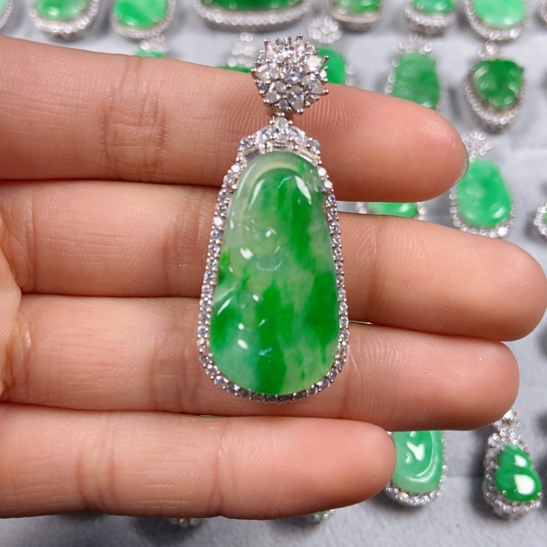 翡翠未镶嵌颈饰如意