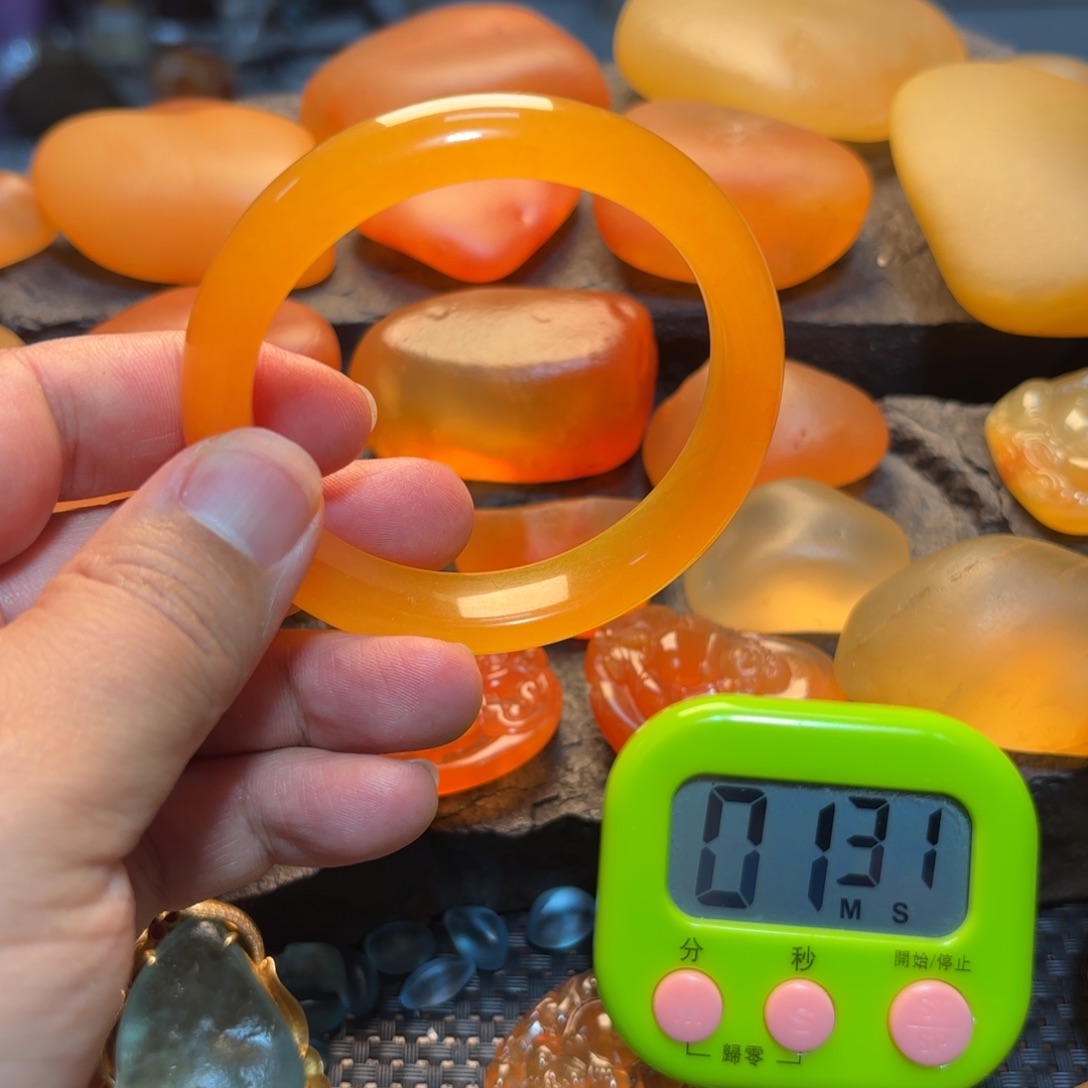 随***缘石英岩玉未镶嵌手镯