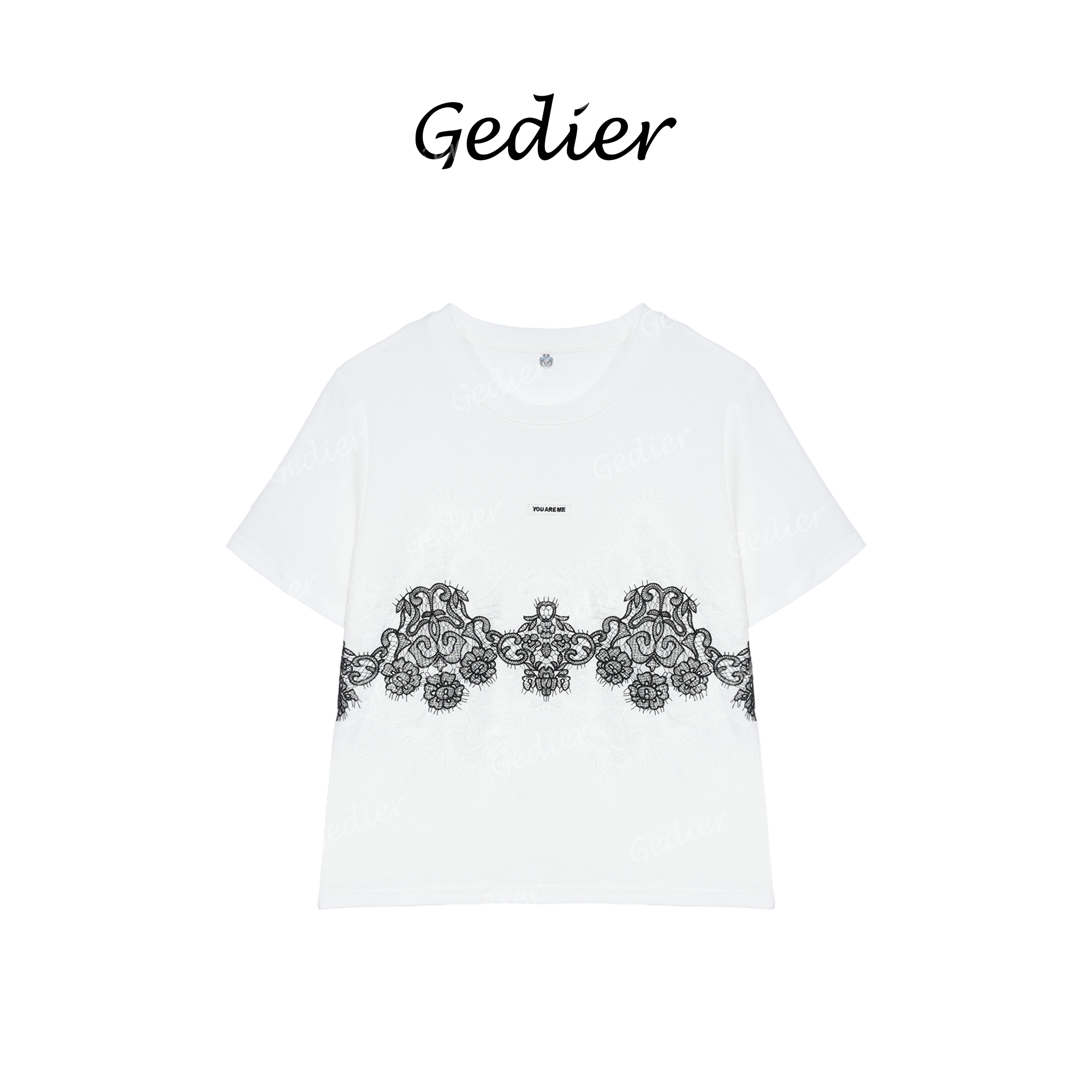 【歌蒂尔】2025年夏季时尚白色蕾丝装饰T恤华之梦艺菲 TG520569Y