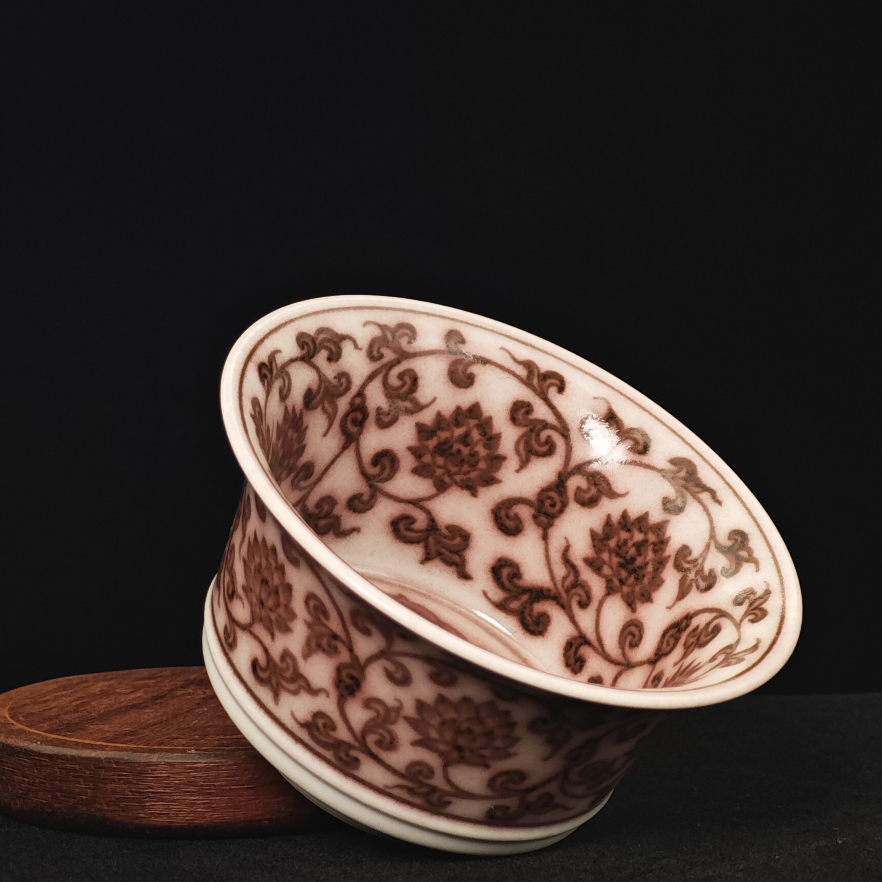 景德镇纯手绘釉里红缠枝莲纹主人杯