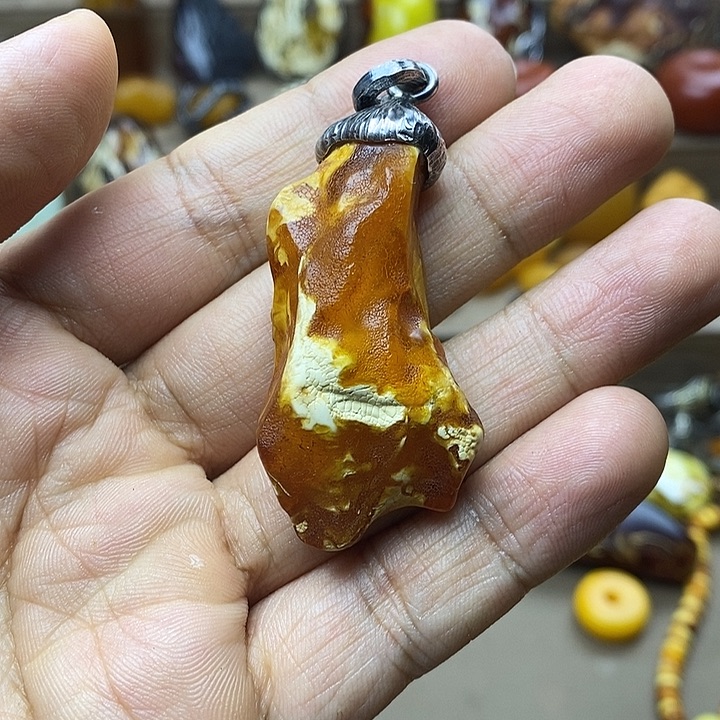 白***滚琥珀足银镶嵌颈饰金白琥珀小福瓜15.97克