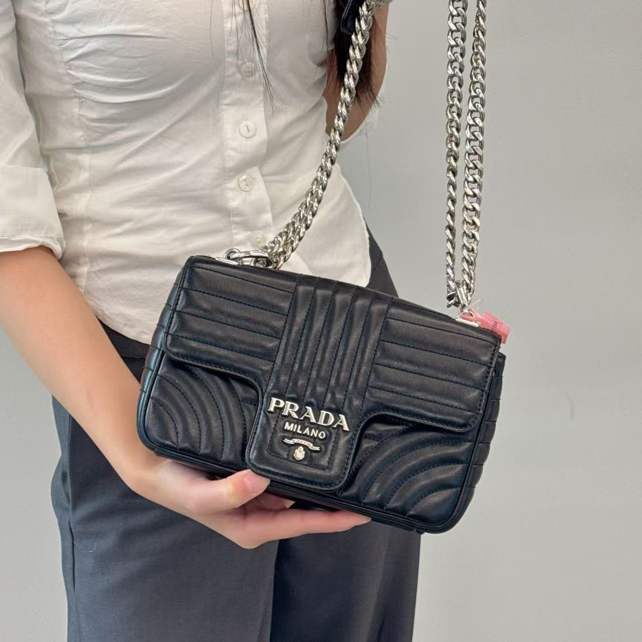 95新 Prada/普拉达 95新黑银单肩斜挎相机包翻盖时尚