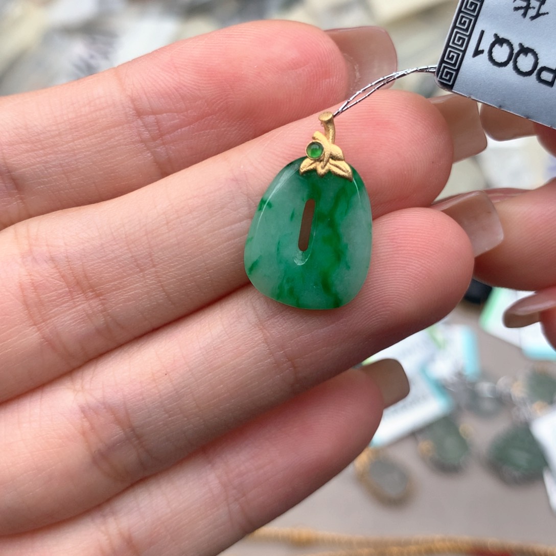 18K金镶嵌挂件翡翠