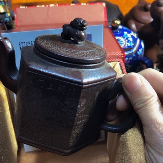 紫砂茶壶原矿泥料手工制作的紫砂壶。