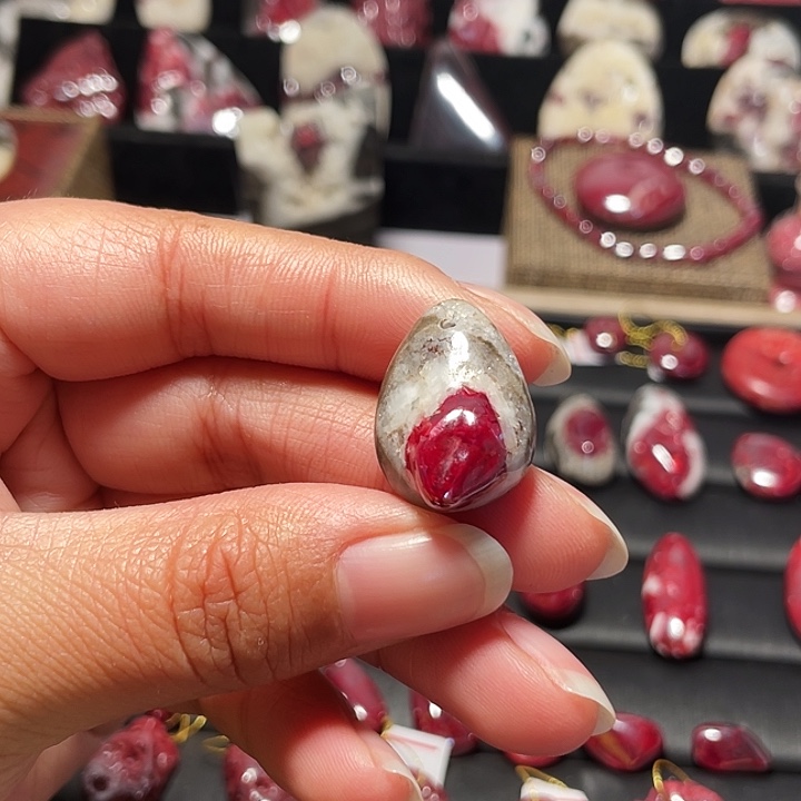 天然辰砂原石晶体吊坠