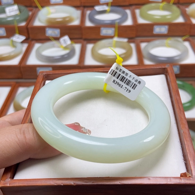 【闪购商品】和田玉手镯未镶嵌56