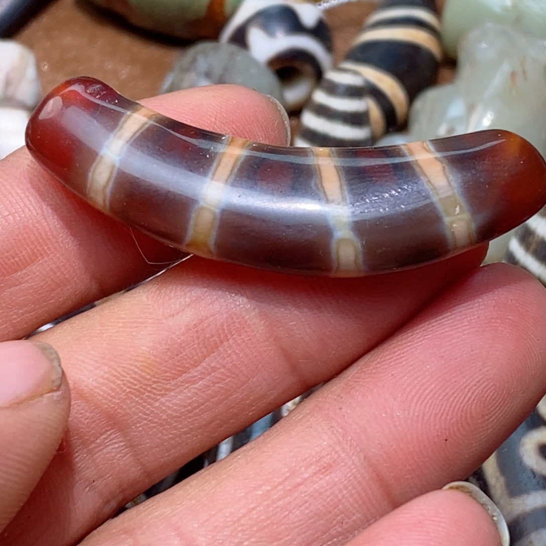 未镶嵌珠子的颜色是玛瑙/玉髓心*