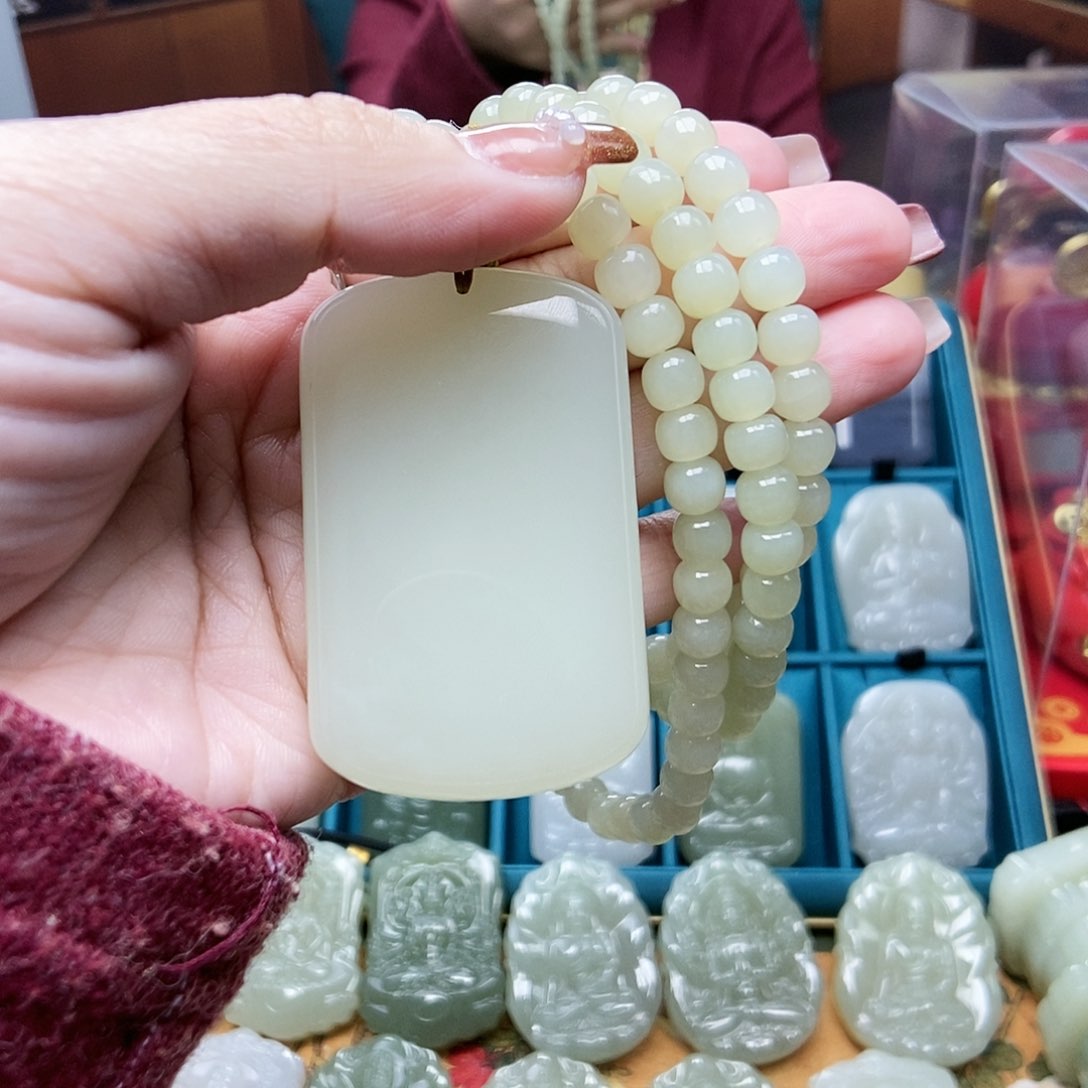 和田玉颈饰未镶嵌春**意