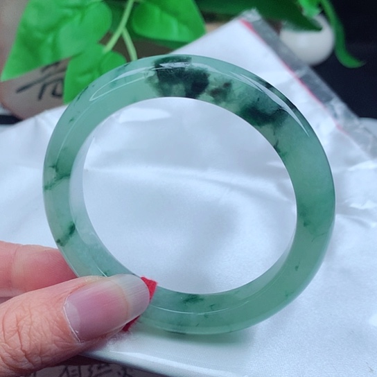 翡翠手镯未镶嵌     正圈52 飘花