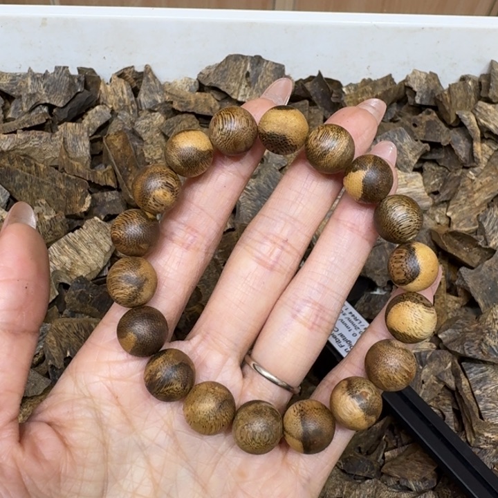 沉香手串白棋一条