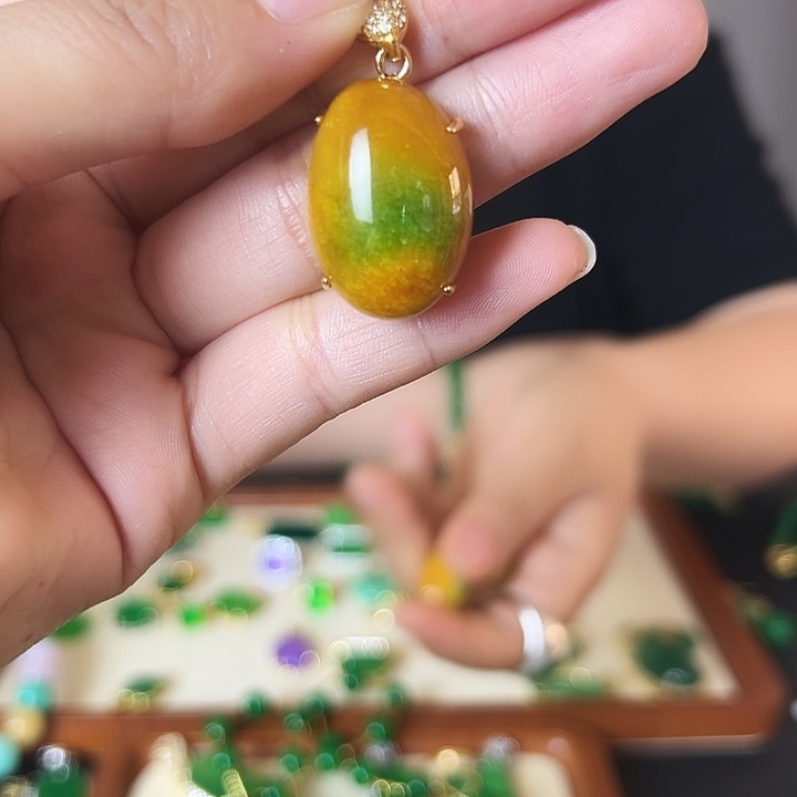翡翠未镶嵌吊坠(赠链)黄蛋面