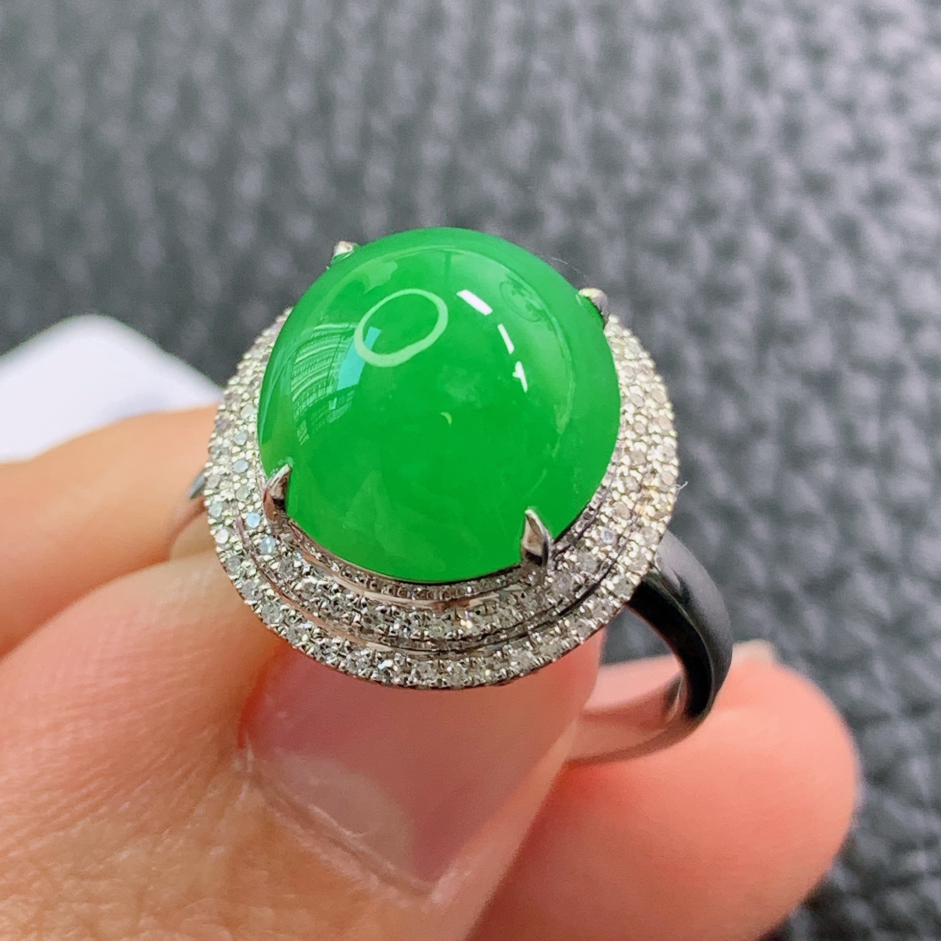 天然缅甸A货翡翠满绿饱满蛋面戒指满色18k金镶嵌11.8*10.8*7.0mm