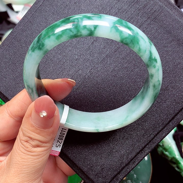 翡翠手镯未镶嵌翡翠