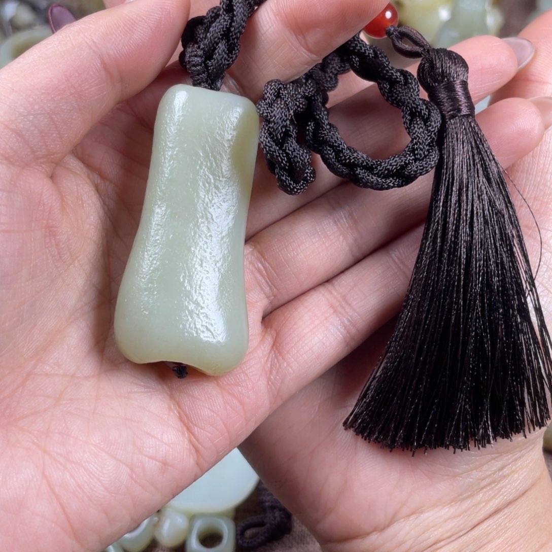 愿***。和田玉未镶嵌把件