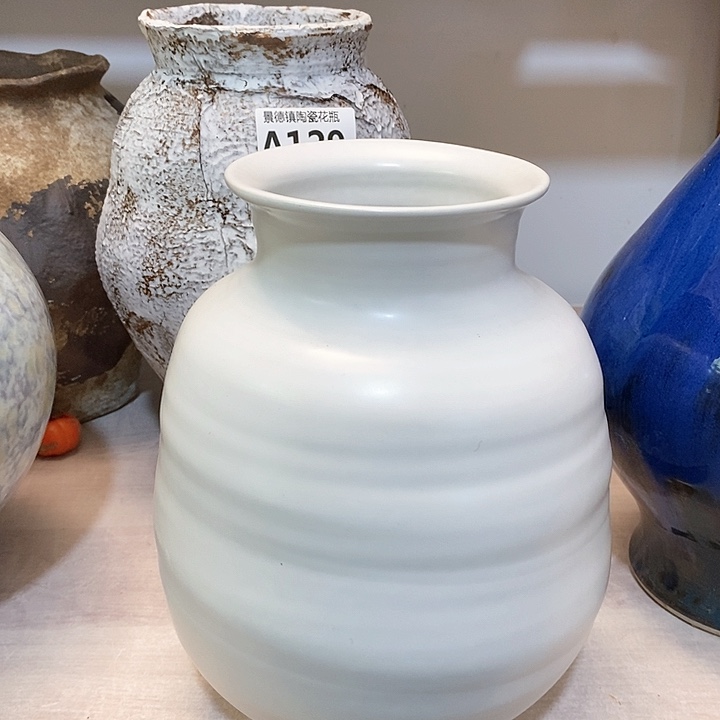 瓶景德镇陶瓷。景德镇陶瓷