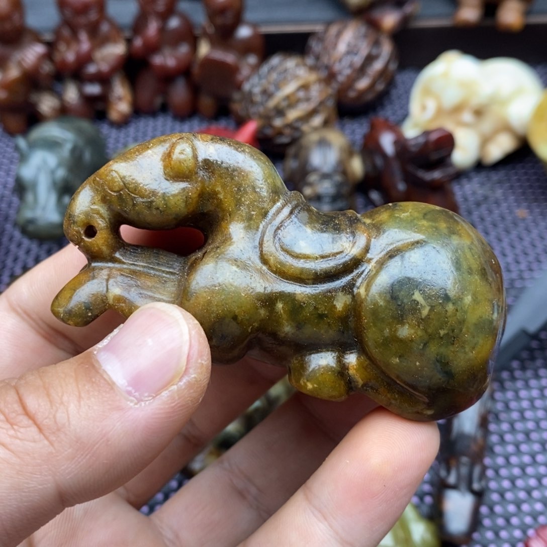 蛇纹石玉未镶嵌颈饰