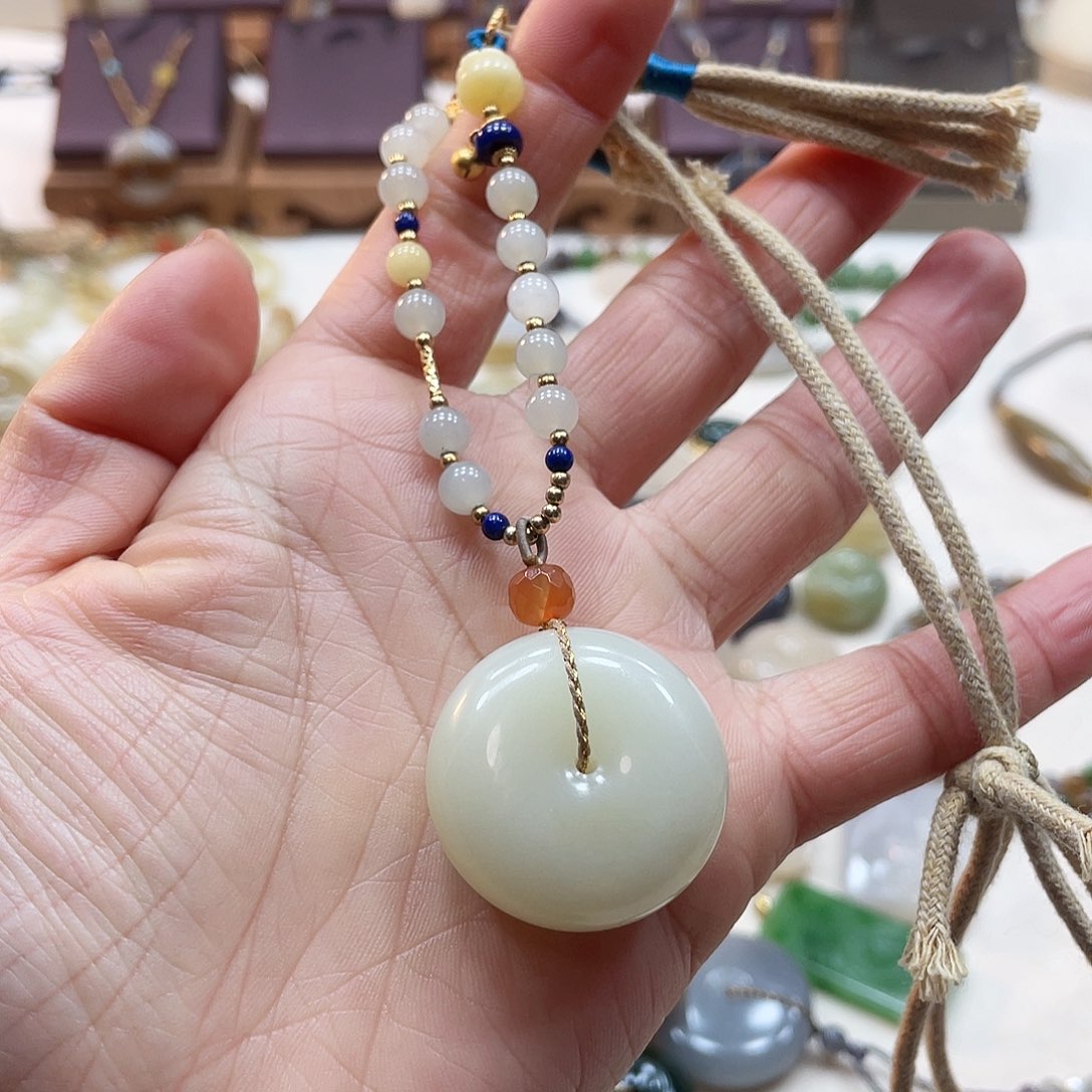 和田玉颈饰未镶嵌小*?