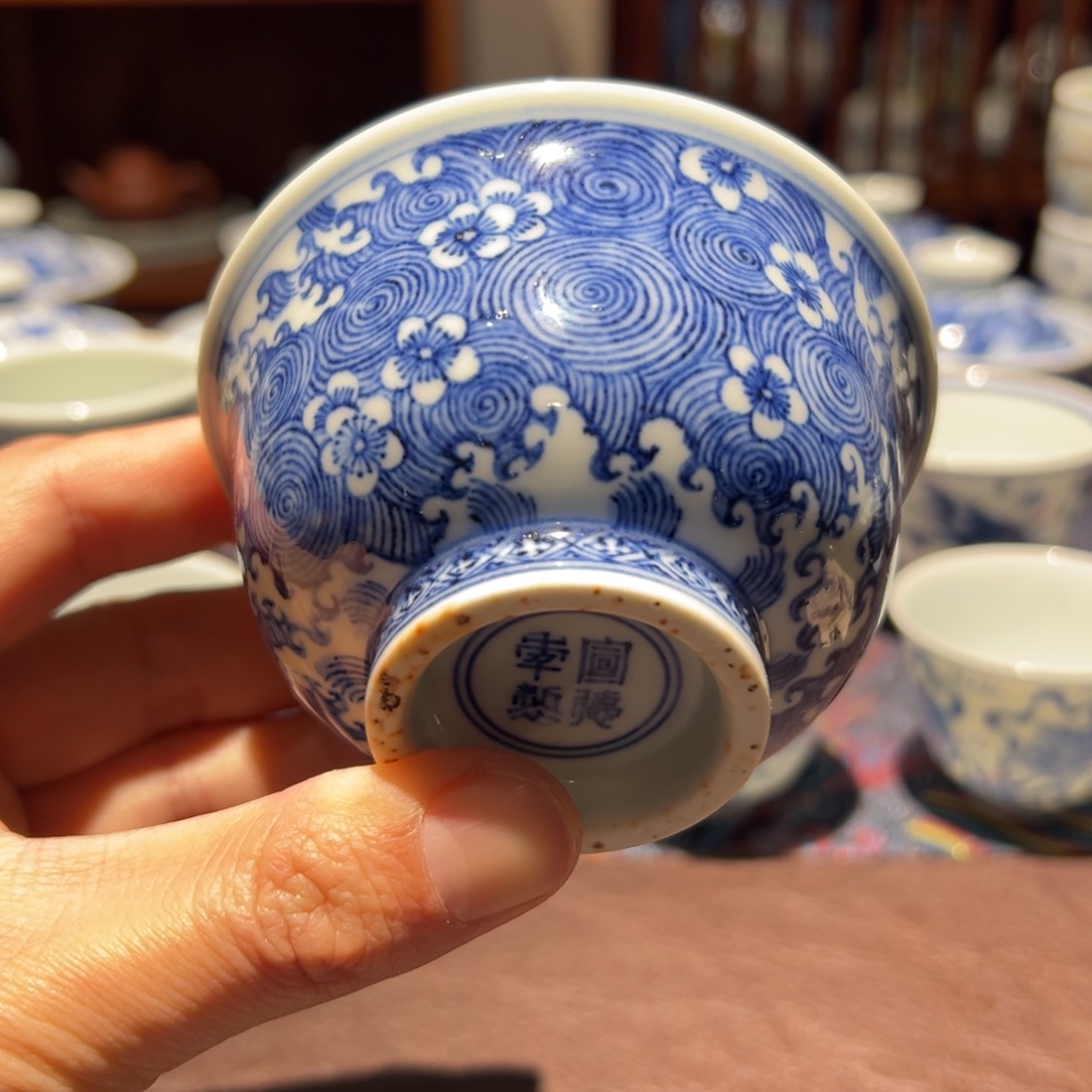 杯青花桃花海水纹压手杯口径约9.3厘米