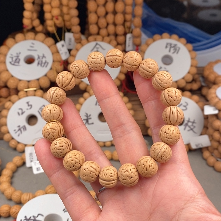 桃核手串绣球13抛光尺寸误差0.5之间