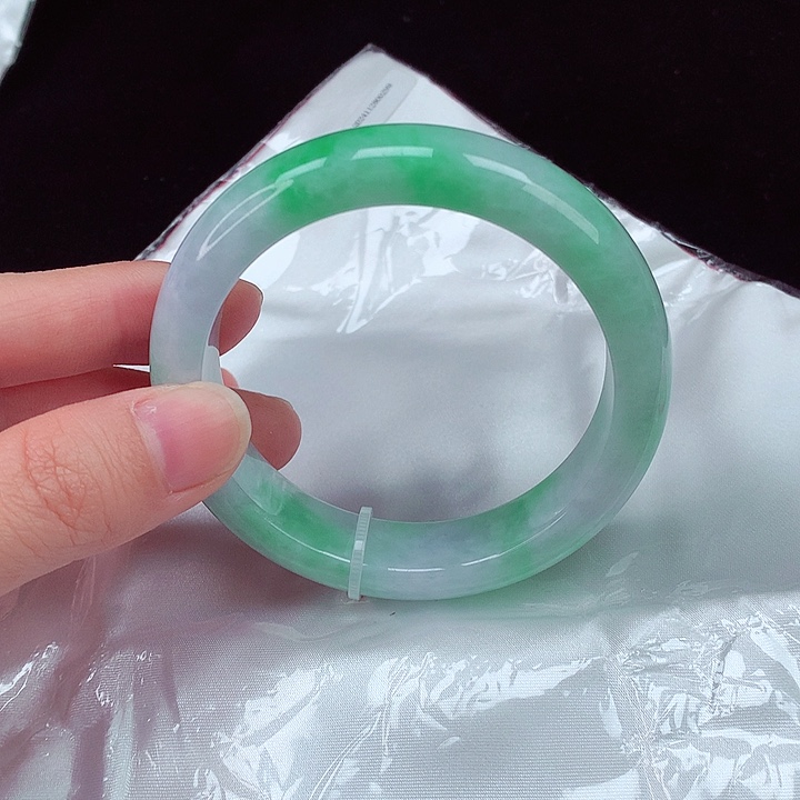 翡翠手镯未镶嵌翡翠