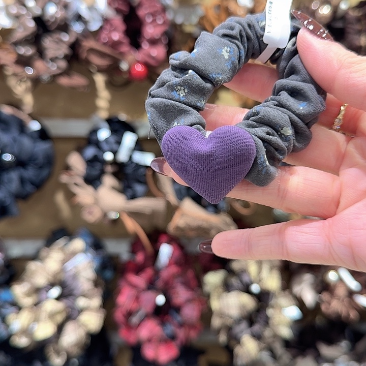 灰色碎花紫爱心发绳