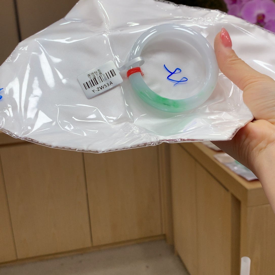 翡翠手镯未镶嵌不退不换