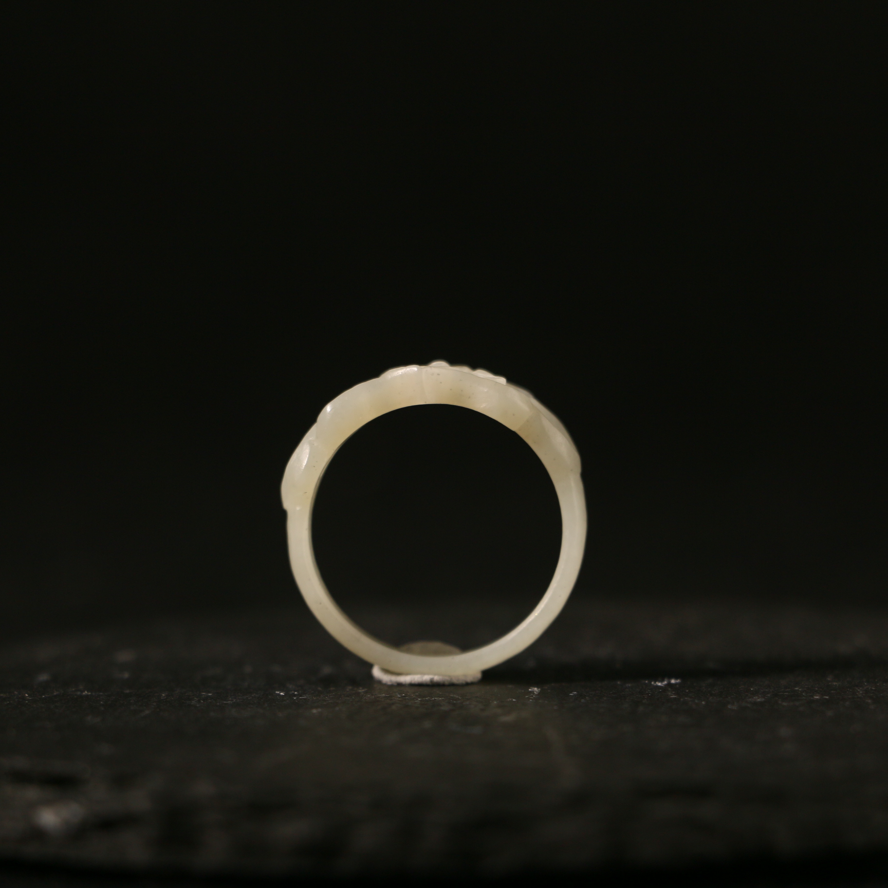 20F61   清 和田玉镂空戒指