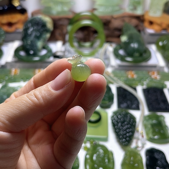 蛇纹石玉颈饰未镶嵌