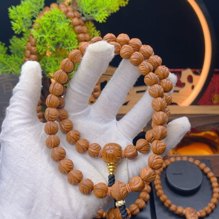 桃核吊坠野生桃核小龙纹手持