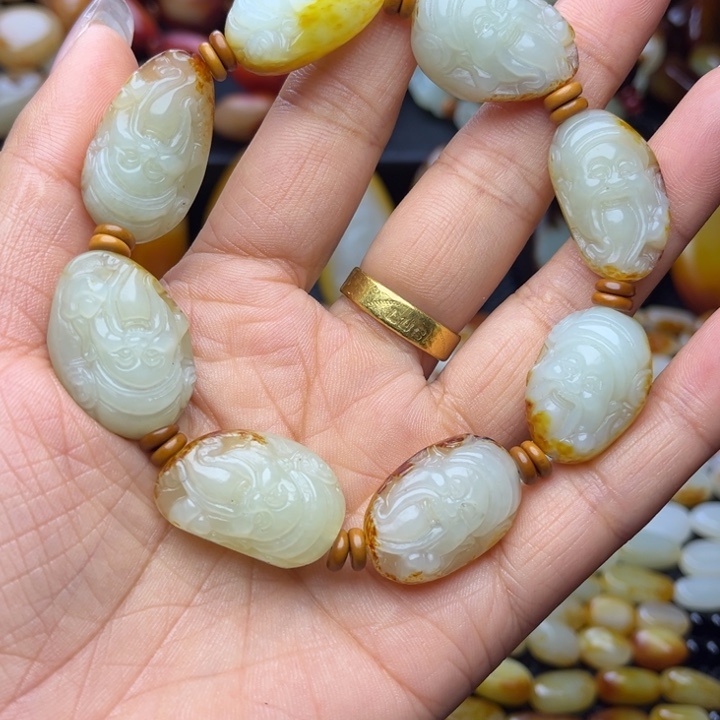 把***笑和田玉未镶嵌颈饰