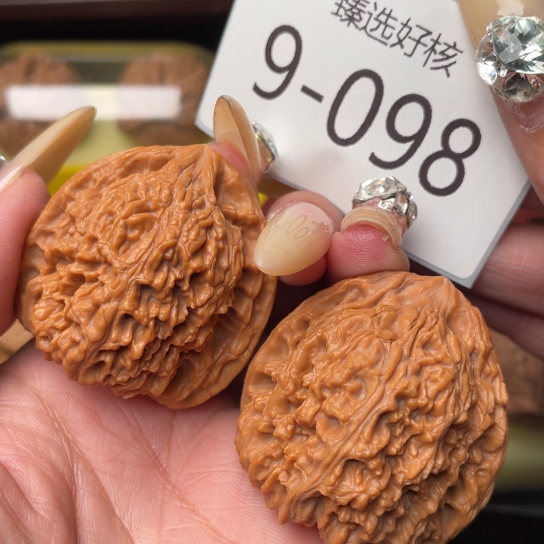 文玩核桃把件41全品红皮南疆