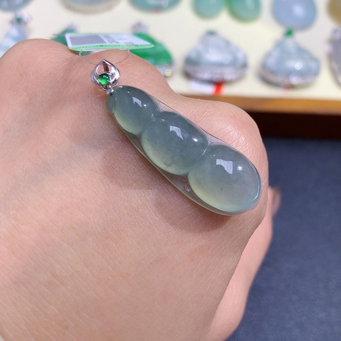 翡翠颈饰18K金镶嵌福豆