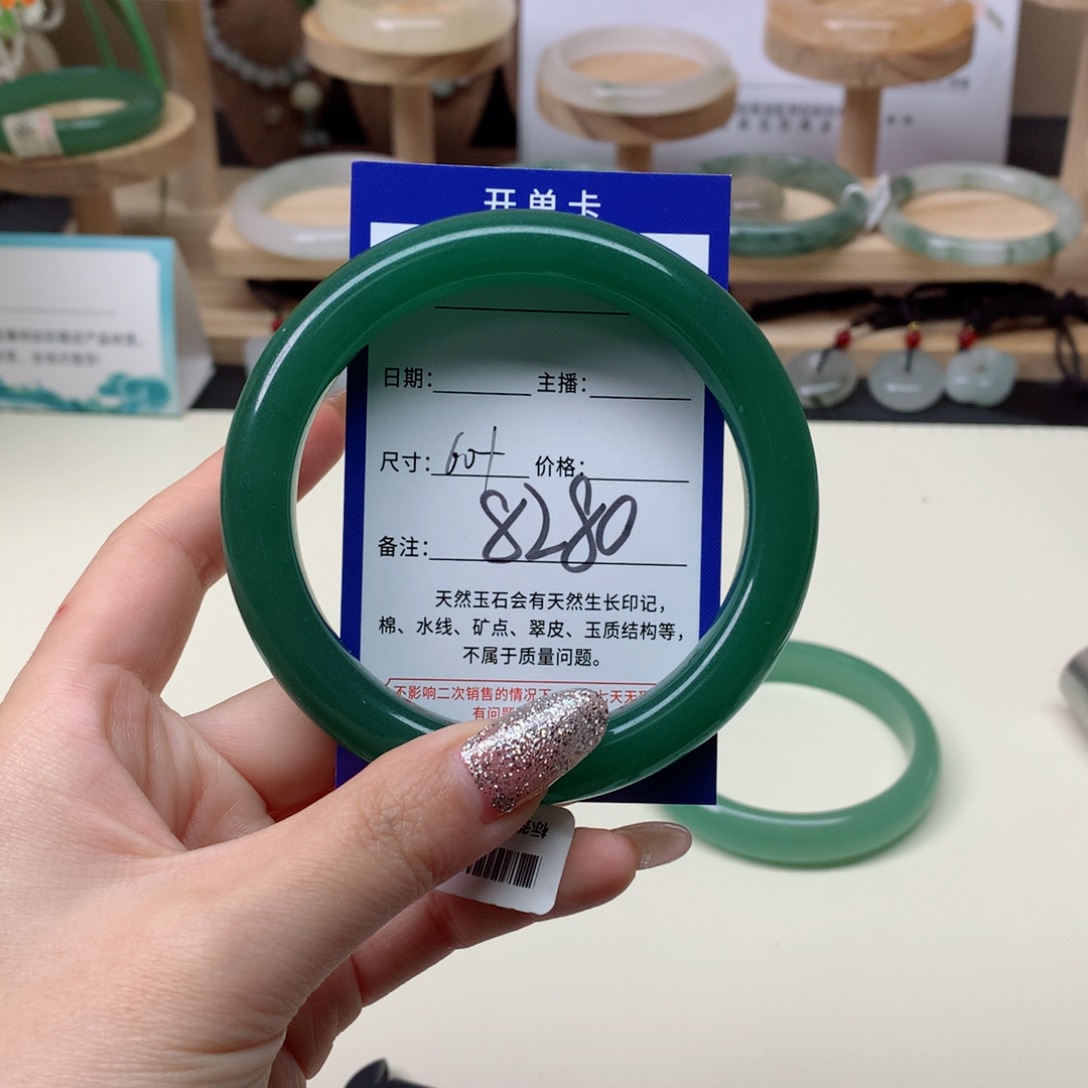 l***l石英质玉未镶嵌手镯