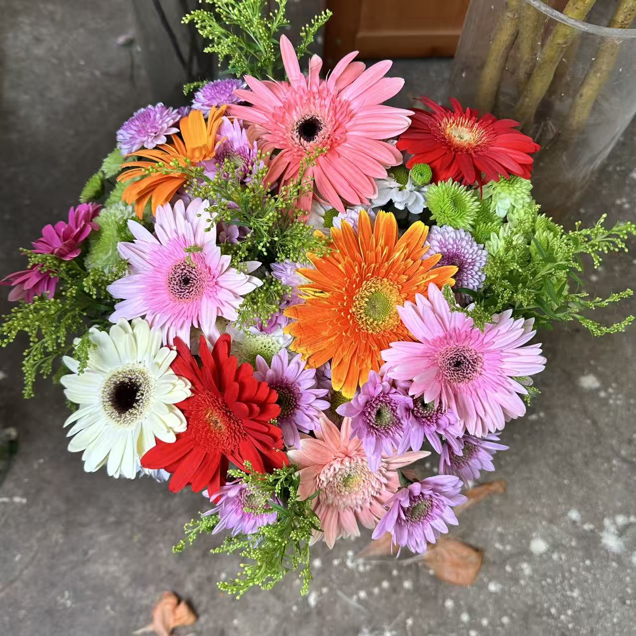 10枝随机混色小雏菊3-5个色+10枝随机色非洲菊+5枝黄莺草