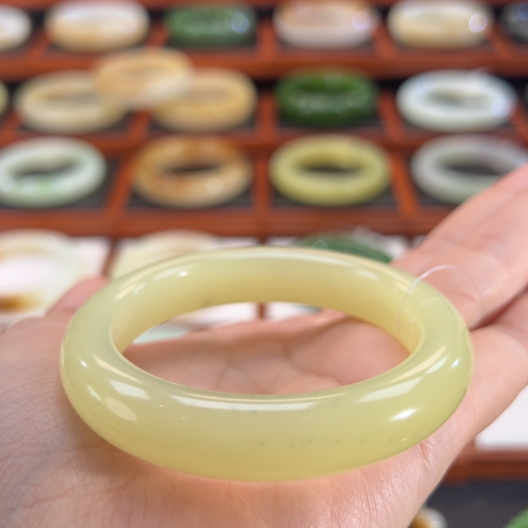 和田玉（黄玉）未镶嵌手镯梨膏黄