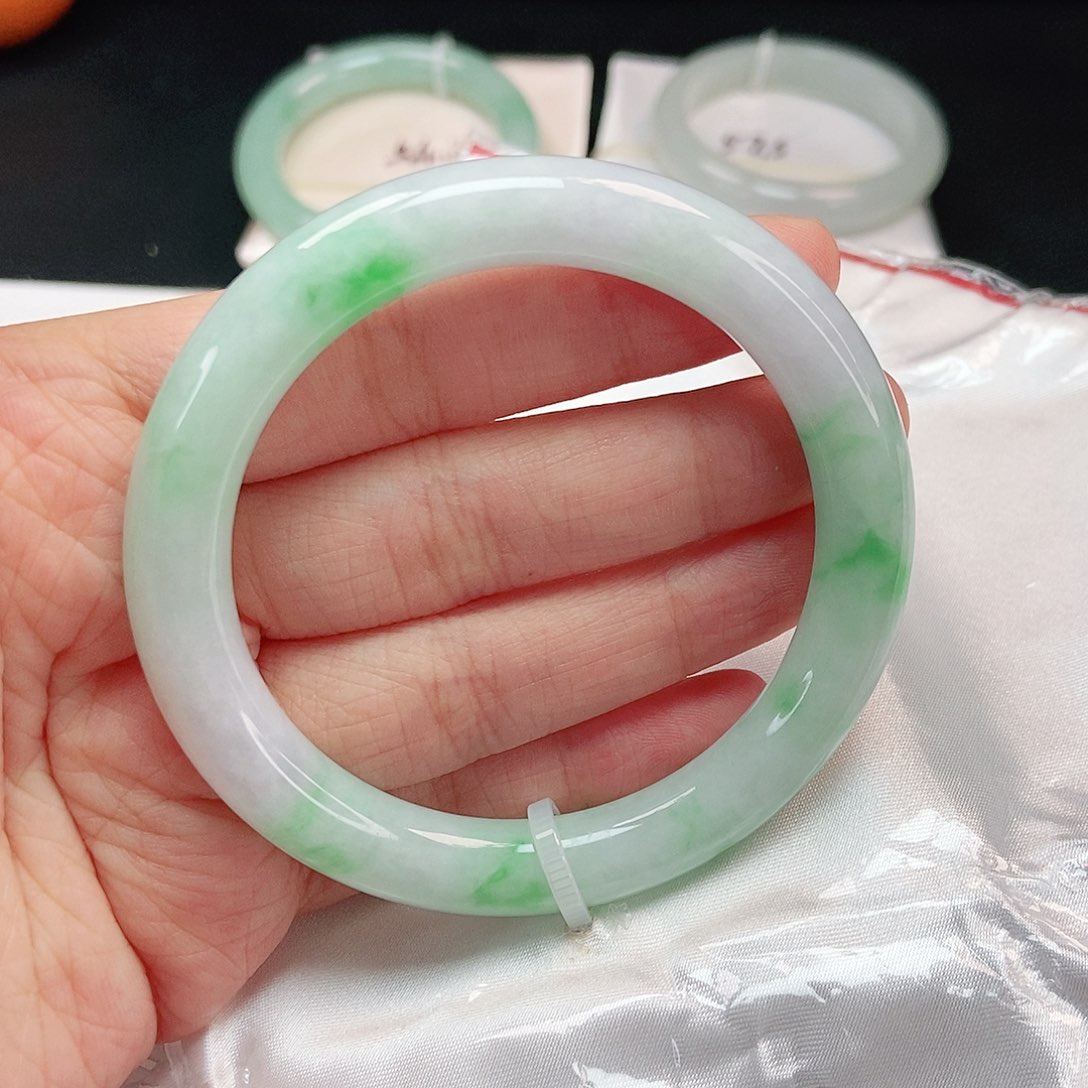 翡翠手镯未镶嵌圆条