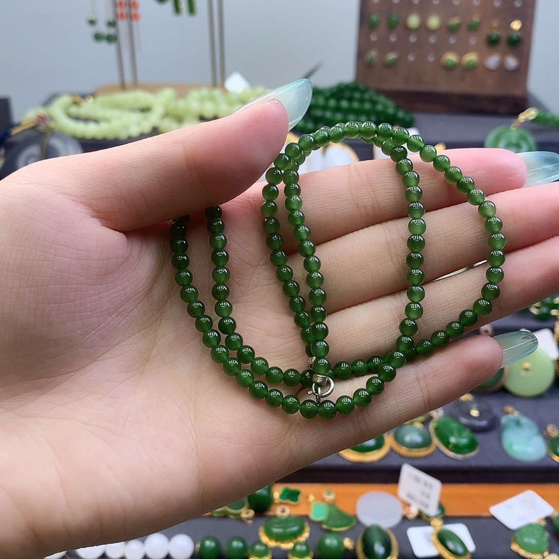 颈饰未镶嵌和田玉（碧玉）