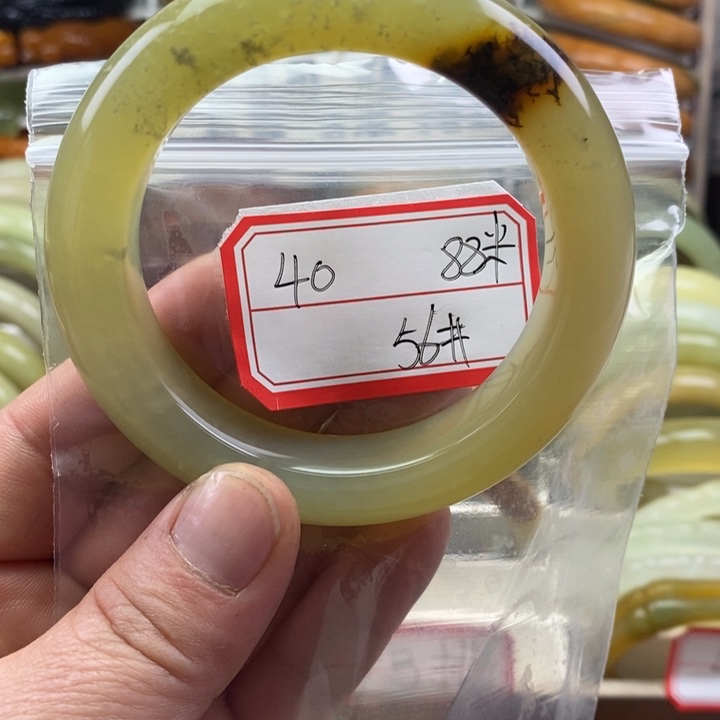 蛇纹石玉颈饰未镶嵌