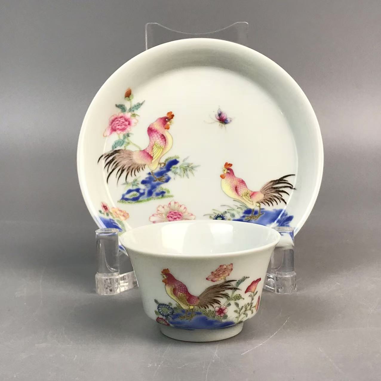 清乾隆珐琅彩洞石花蝶锦鸡纹杯托