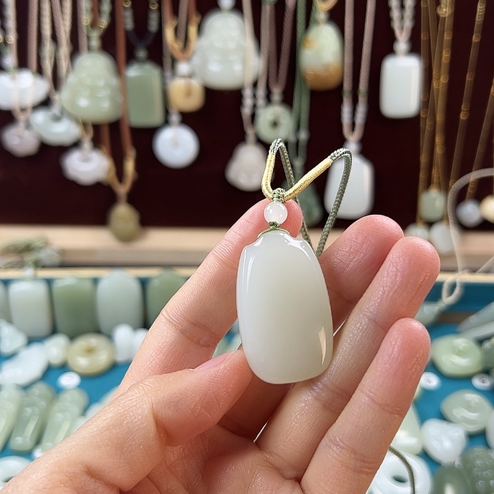 Z***A和田玉未镶嵌颈饰