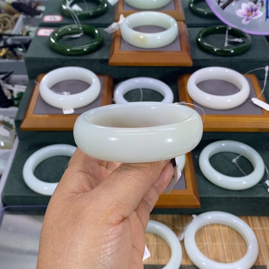 和田玉手镯未镶嵌