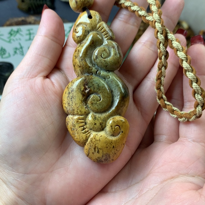 岫岩河磨玉（透闪石质玉）手把未镶嵌半***人