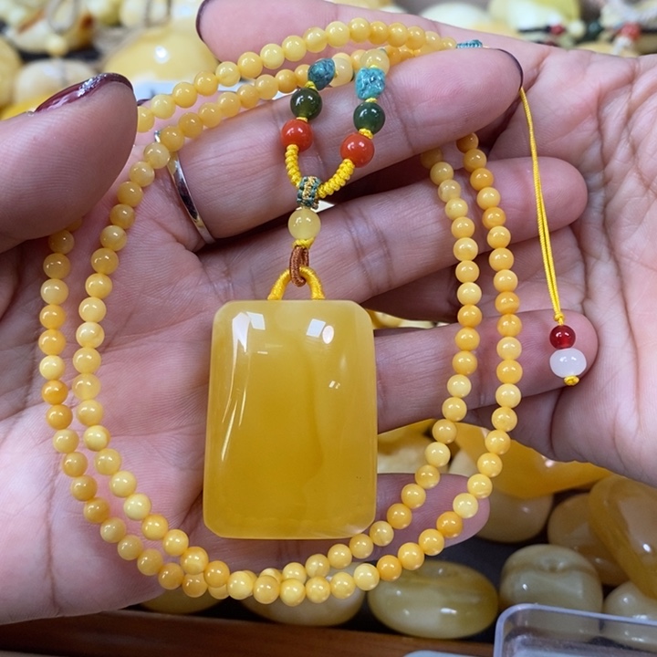 琥珀颈饰未镶嵌万****牌子