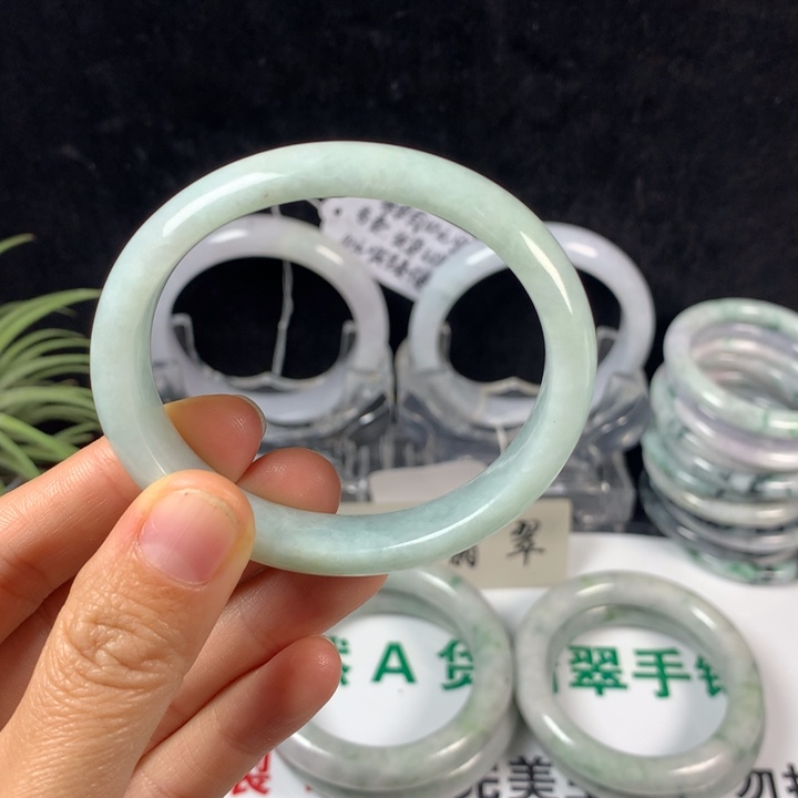 翡翠未镶嵌手镯17号。 53.7圈贵妃