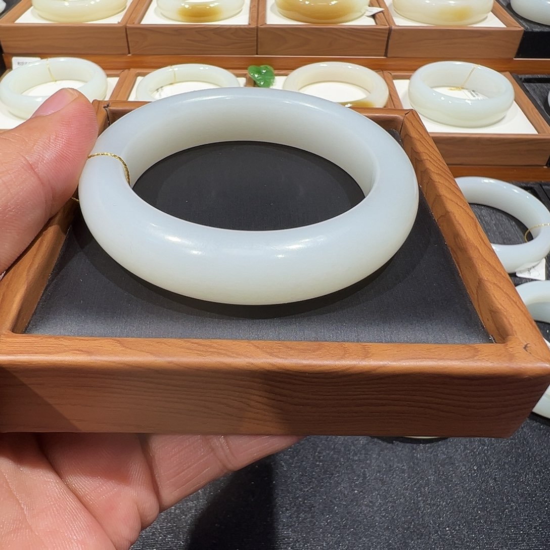 一***鱼和田玉未镶嵌手镯